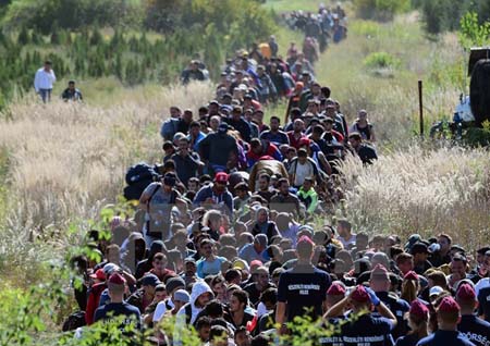 Người di cư tại khu vực biên giới Hungary-Croatia, gần làng Zakany của Hungary ngày 21/9.